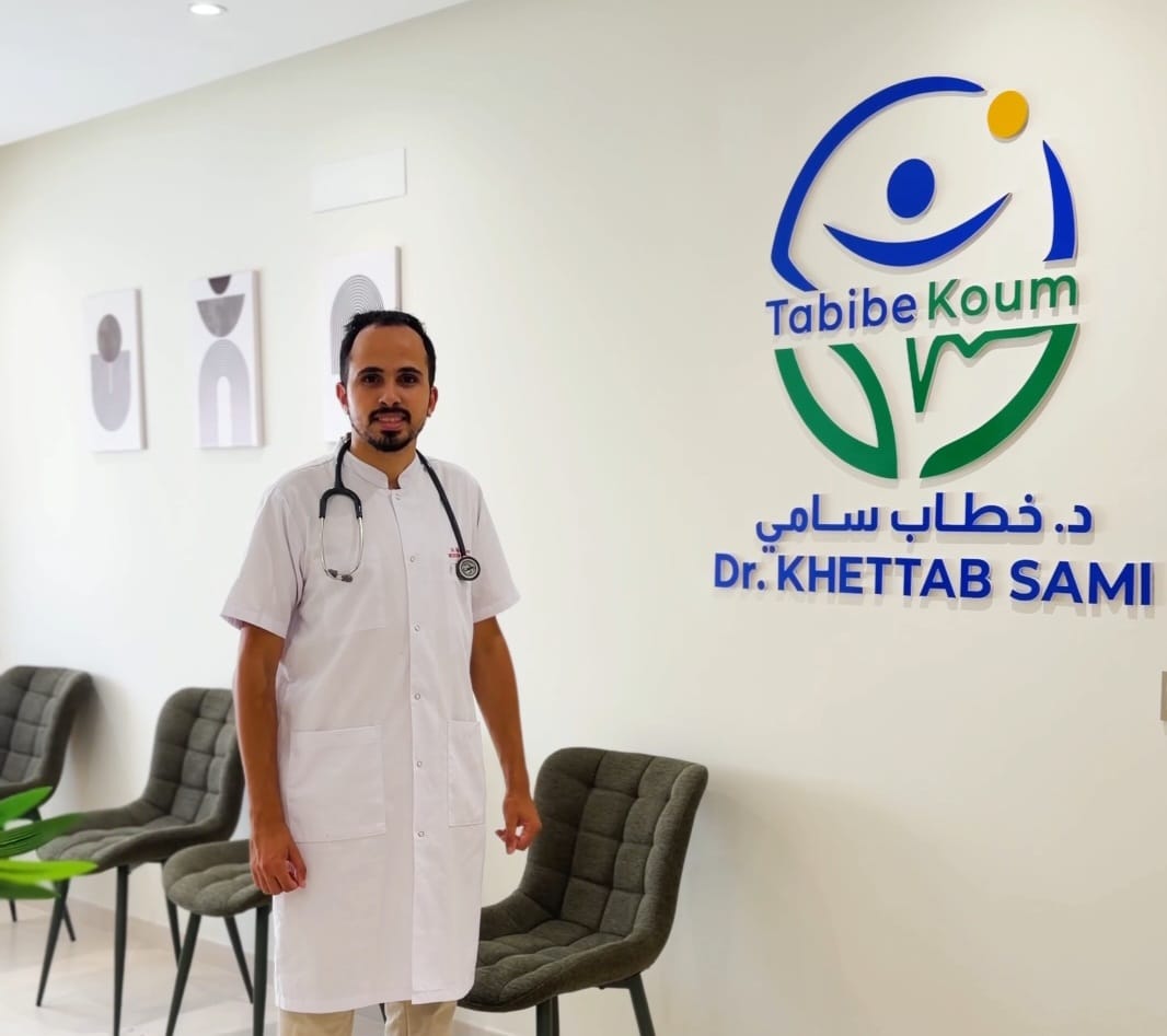 Dr Khettab Sami, médecin généraliste et diabétologue, dans son cabinet à Tanger